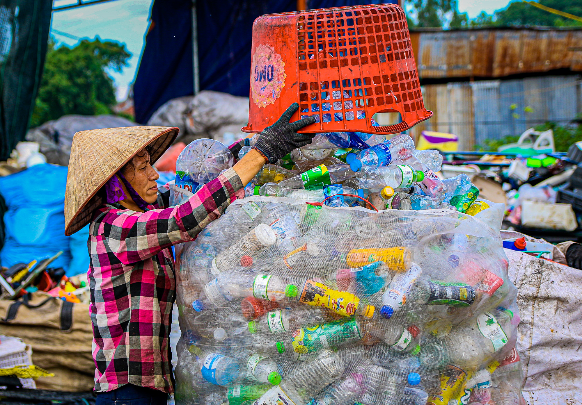 Làng nghề làm hương đen “đổi đời” nhờ rác ở Hà Nội - Ảnh 3.