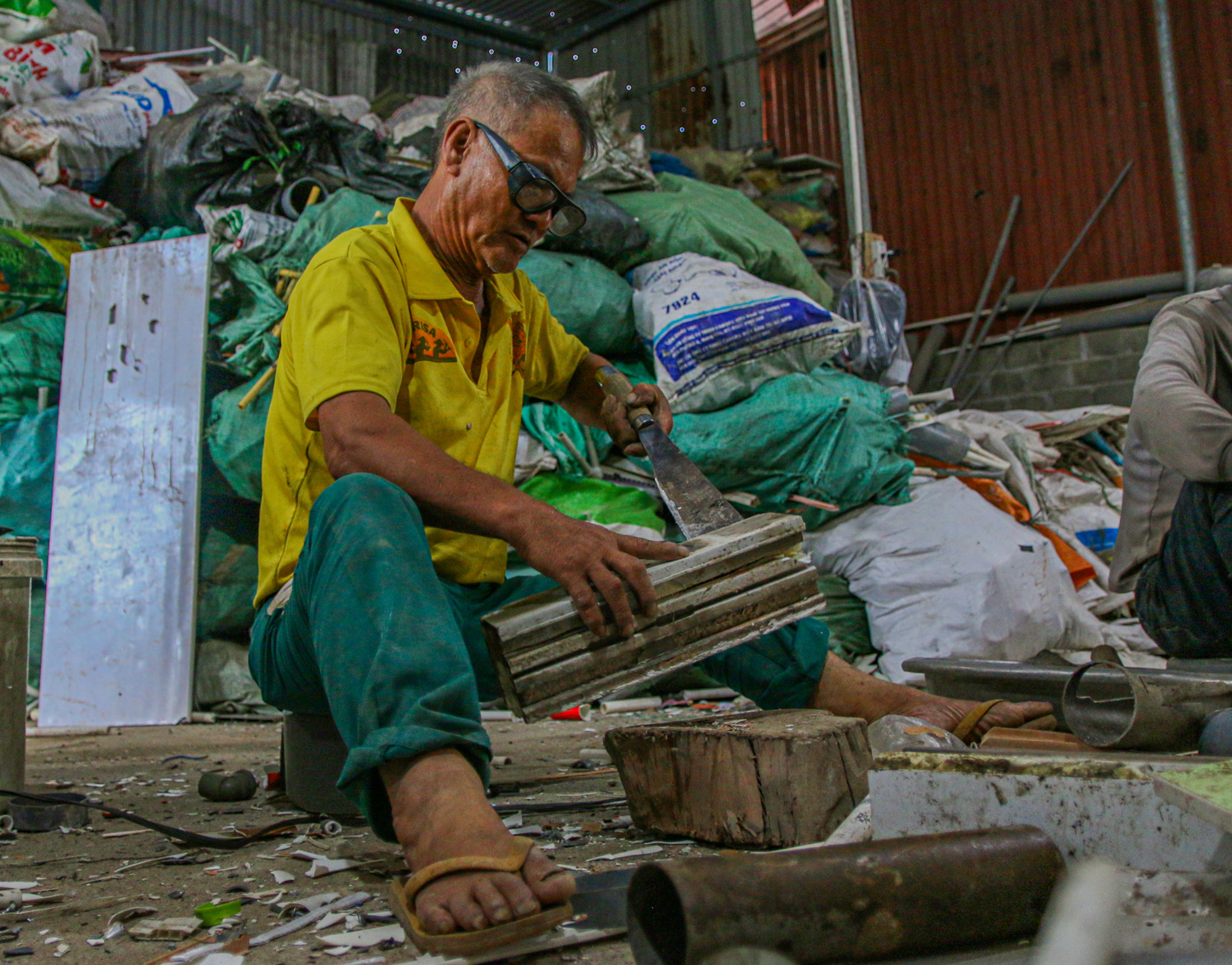 Làng nghề làm hương đen “đổi đời” nhờ rác ở Hà Nội - Ảnh 5.