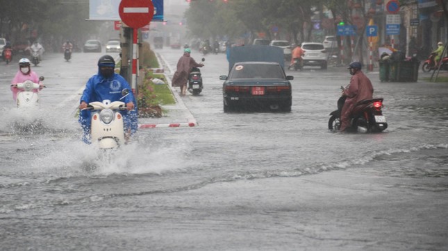  Áp thấp nhiệt đới khả năng mạnh lên thành bão, đất liền tiếp tục mưa lớn  - Ảnh 3.