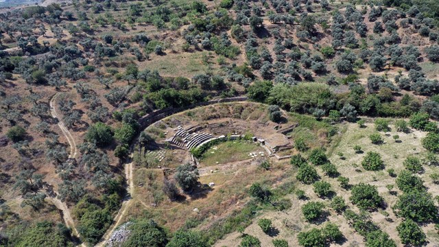 Cổng vào Đền thờ Thần Zeus được khai quật ở Magnesia, Tiểu Á - Ảnh 3.