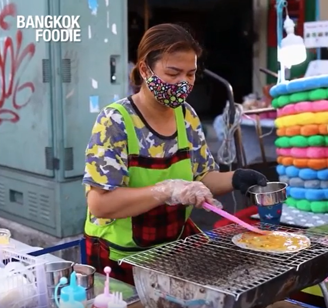 Bánh tráng nướng Việt Nam được lòng hội ăn vặt ở Thái Lan, có hẳn quầy bán hoành tráng - Ảnh 4.