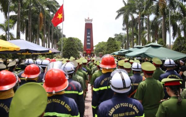 Tiễn biệt người lính cứu hoả dũng cảm Đặng Anh Quân - Ảnh 3.