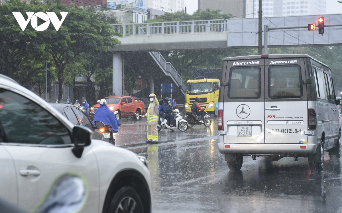 Người dân đội mưa rời Thủ đô, có người chạy xe máy về Tuyên Quang - Ảnh 8.