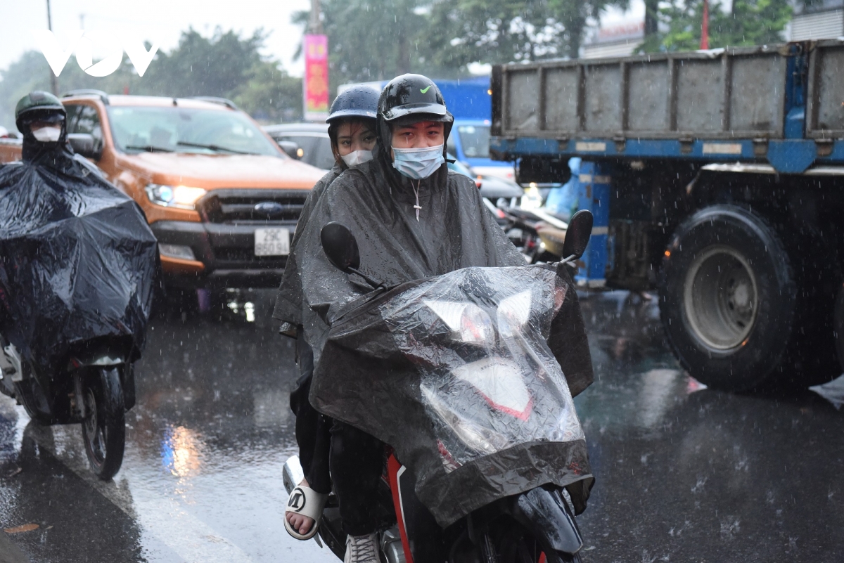 Người dân đội mưa rời Thủ đô, có người chạy xe máy về Tuyên Quang - Ảnh 15.