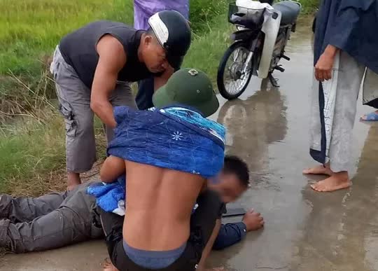 Đi xe máy dưới trời mưa dông, 2 người đàn ông bị sét đánh thương vong - Ảnh 2.