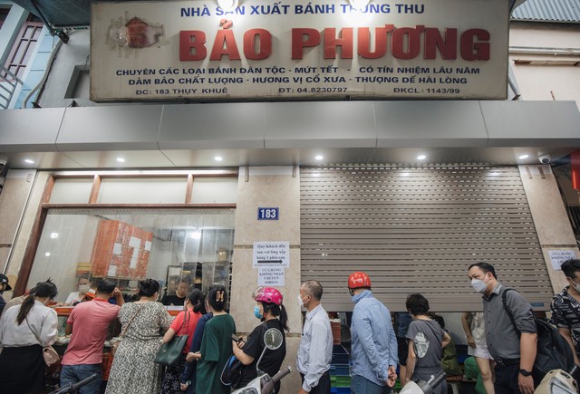  Rằm tháng Tám cận kề, người dân xếp hàng dài mua bánh Trung thu Bảo Phương  - Ảnh 3.
