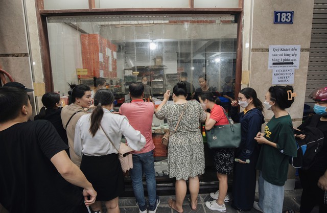  Rằm tháng Tám cận kề, người dân xếp hàng dài mua bánh Trung thu Bảo Phương  - Ảnh 6.
