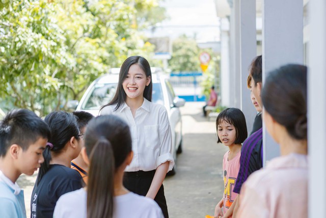 Á hậu Đặng Thanh Ngân tặng quà Trung thu cho trẻ mồ côi - Ảnh 8.