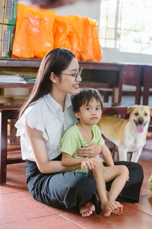 Á hậu Đặng Thanh Ngân tặng quà Trung thu cho trẻ mồ côi - Ảnh 9.