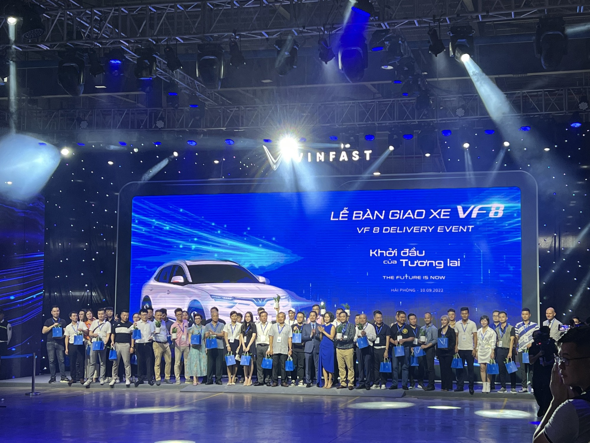 VinFast VF 8 chính thức bàn giao ở Việt Nam, 5.000 xe sang Mỹ, Canada và châu Âu sẵn sàng - Ảnh 2.