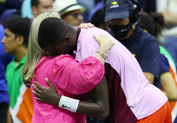 Kết thúc giấc mơ Mỹ của Tiafoe, tay vợt 19 tuổi Alcaraz lần đầu vào chung kết Grand Slam - Ảnh 1.