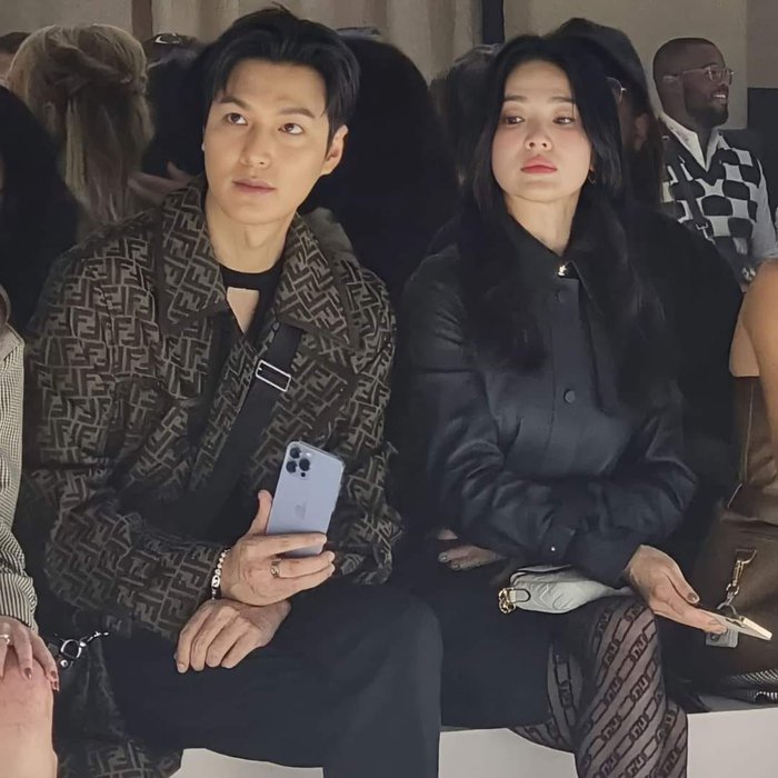 Bức ảnh Lee Min Ho ngồi cạnh Song Hye Kyo gây náo loạn showbiz - Ảnh 1. Bức ảnh Lee Min Ho ngồi cạnh Song Hye Kyo gây náo loạn showbiz - Ảnh 1.