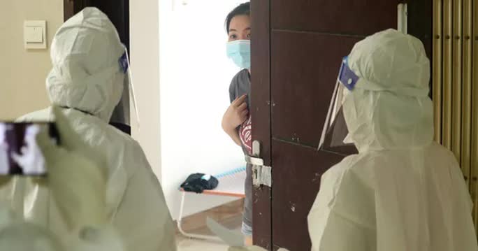 Bỏ nhiều quy định phòng dịch Covid-19, có còn cần đeo khẩu trang? - Ảnh 2.