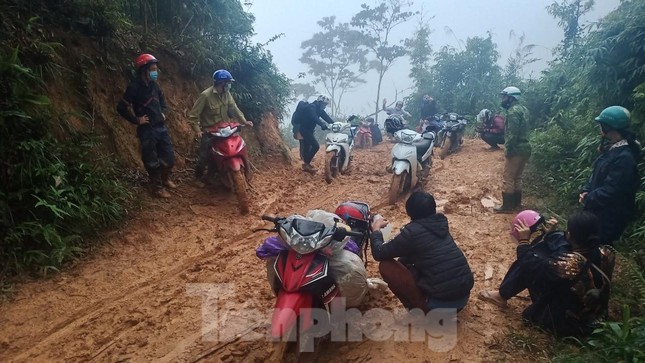 Hình ảnh xúc động: Giáo viên lội bùn đất, băng qua điểm sạt lở đến trường - Ảnh 7.