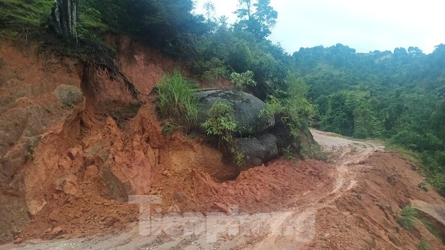 Hình ảnh xúc động: Giáo viên lội bùn đất, băng qua điểm sạt lở đến trường - Ảnh 6.