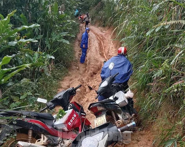 Hình ảnh xúc động: Giáo viên lội bùn đất, băng qua điểm sạt lở đến trường - Ảnh 4.