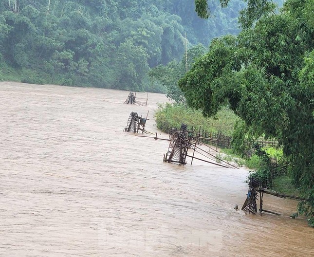 Hình ảnh xúc động: Giáo viên lội bùn đất, băng qua điểm sạt lở đến trường - Ảnh 1.