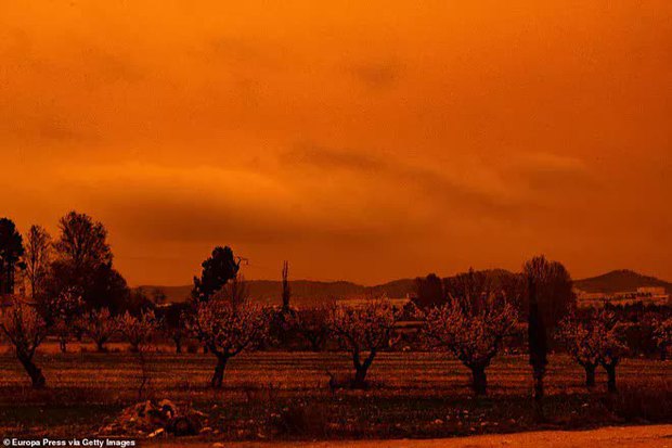 Những bức ảnh siêu thực khiến các nhà khoa học lo ngại biến đổi khí hậu đang thay đổi màu sắc bầu trời - Ảnh 11.