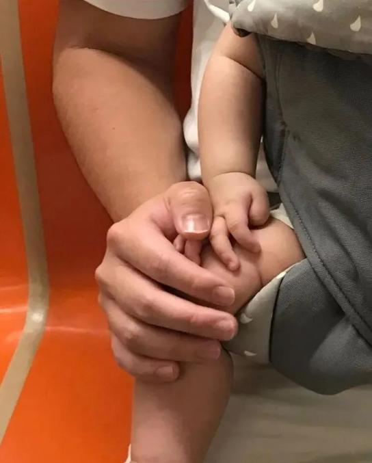 Bộ ảnh bàn tay trên tàu điện ngầm: Nhìn bàn tay, biết tâm trạng, tính cách - Ảnh 6.