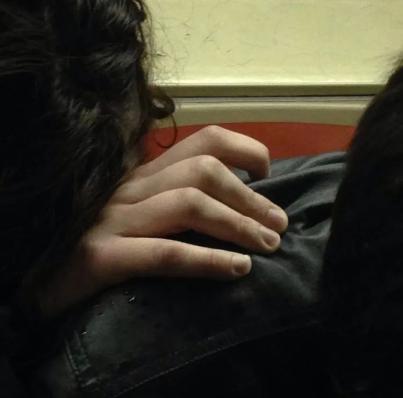 Bộ ảnh bàn tay trên tàu điện ngầm: Nhìn bàn tay, biết tâm trạng, tính cách - Ảnh 8.
