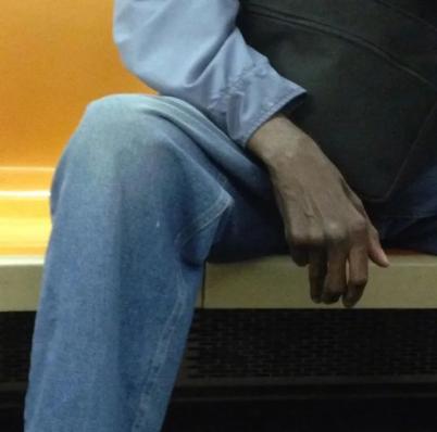 Bộ ảnh bàn tay trên tàu điện ngầm: Nhìn bàn tay, biết tâm trạng, tính cách - Ảnh 10.