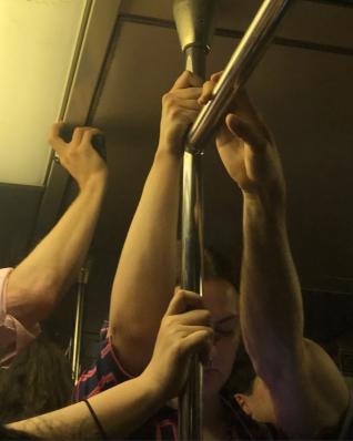 Bộ ảnh bàn tay trên tàu điện ngầm: Nhìn bàn tay, biết tâm trạng, tính cách - Ảnh 12.