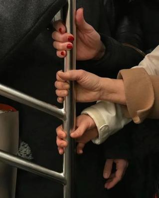 Bộ ảnh bàn tay trên tàu điện ngầm: Nhìn bàn tay, biết tâm trạng, tính cách - Ảnh 13.