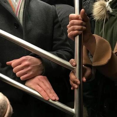 Bộ ảnh bàn tay trên tàu điện ngầm: Nhìn bàn tay, biết tâm trạng, tính cách - Ảnh 14.