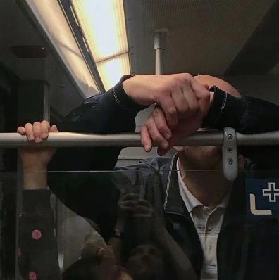 Bộ ảnh bàn tay trên tàu điện ngầm: Nhìn bàn tay, biết tâm trạng, tính cách - Ảnh 15.