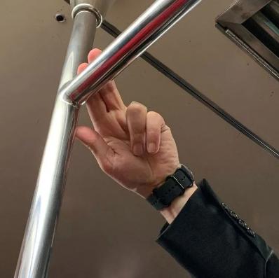 Bộ ảnh bàn tay trên tàu điện ngầm: Nhìn bàn tay, biết tâm trạng, tính cách - Ảnh 16.