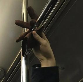 Bộ ảnh bàn tay trên tàu điện ngầm: Nhìn bàn tay, biết tâm trạng, tính cách - Ảnh 18.