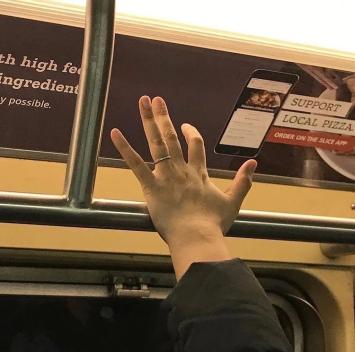 Bộ ảnh bàn tay trên tàu điện ngầm: Nhìn bàn tay, biết tâm trạng, tính cách - Ảnh 19.