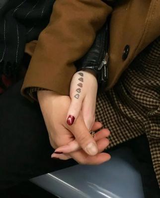 Bộ ảnh bàn tay trên tàu điện ngầm: Nhìn bàn tay, biết tâm trạng, tính cách - Ảnh 20.