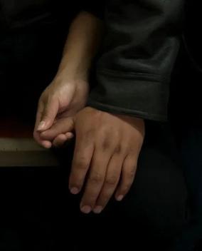 Bộ ảnh bàn tay trên tàu điện ngầm: Nhìn bàn tay, biết tâm trạng, tính cách - Ảnh 21.