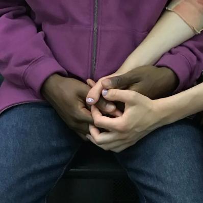 Bộ ảnh bàn tay trên tàu điện ngầm: Nhìn bàn tay, biết tâm trạng, tính cách - Ảnh 22.