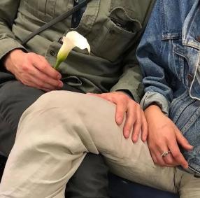Bộ ảnh bàn tay trên tàu điện ngầm: Nhìn bàn tay, biết tâm trạng, tính cách - Ảnh 23.