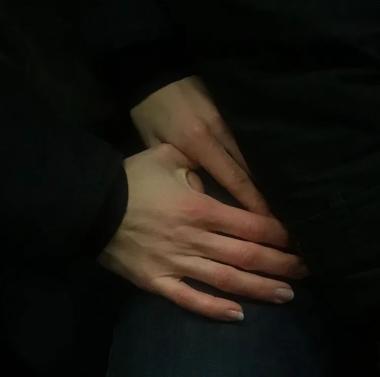 Bộ ảnh bàn tay trên tàu điện ngầm: Nhìn bàn tay, biết tâm trạng, tính cách - Ảnh 28.