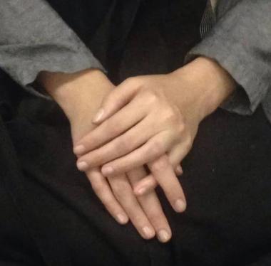 Bộ ảnh bàn tay trên tàu điện ngầm: Nhìn bàn tay, biết tâm trạng, tính cách - Ảnh 29.