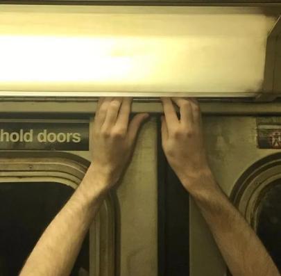 Bộ ảnh bàn tay trên tàu điện ngầm: Nhìn bàn tay, biết tâm trạng, tính cách - Ảnh 32.