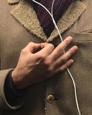Bộ ảnh bàn tay trên tàu điện ngầm: Nhìn bàn tay, biết tâm trạng, tính cách - Ảnh 41.