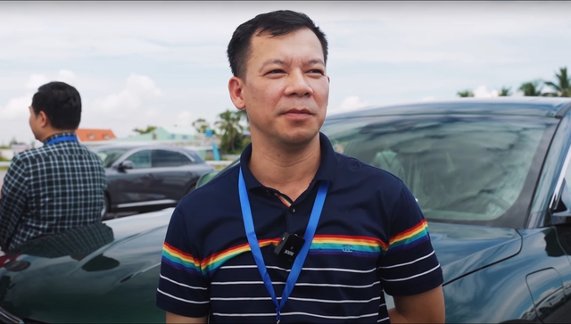 Người đã mua 4 xe VinFast đi nhận VF 8: Đây là giây phút lịch sử của ngành ô tô Việt Nam - Ảnh 9.