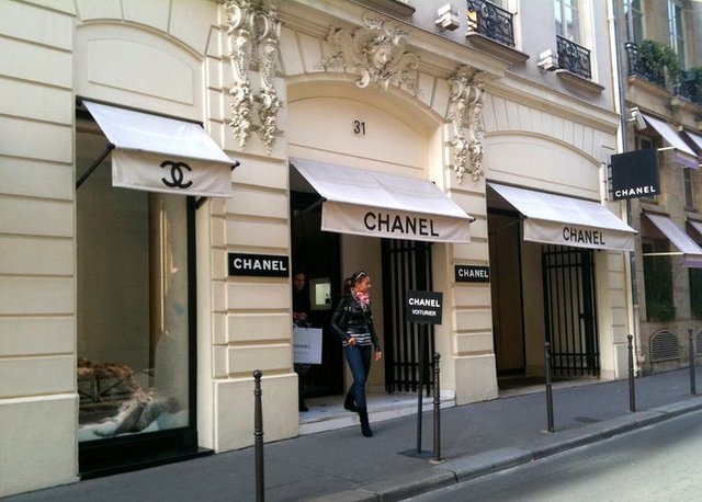 Soi tài sản của ông chủ LV Chanel và những tỷ phú giàu nhất ngành thời  trang