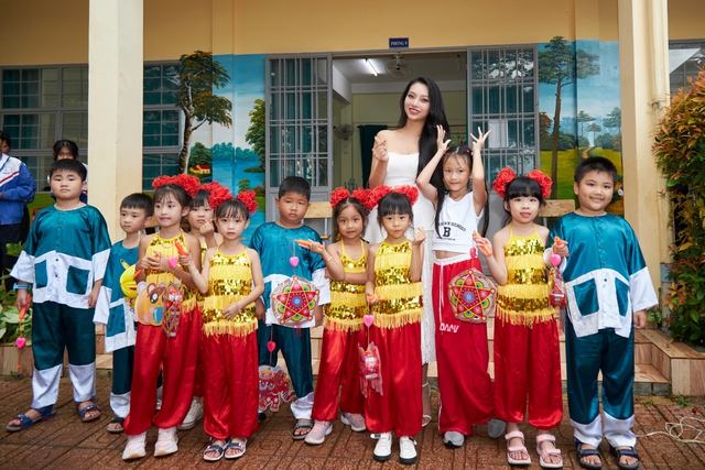 Người đẹp Lâm Thu Hồng tặng 10 suất học bổng cho học sinh nghèo học giỏi - Ảnh 2.