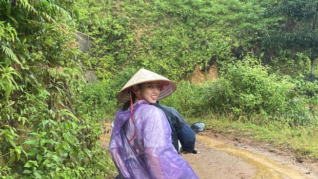 Hình ảnh Hoa hậu Thùy Tiên đi từ thiện ở Sơn La khiến fan xúc động - Ảnh 3.