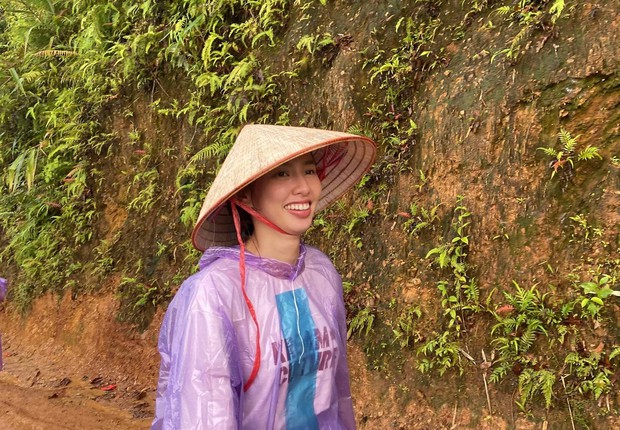 Hình ảnh Hoa hậu Thùy Tiên đi từ thiện ở Sơn La khiến fan xúc động - Ảnh 2.