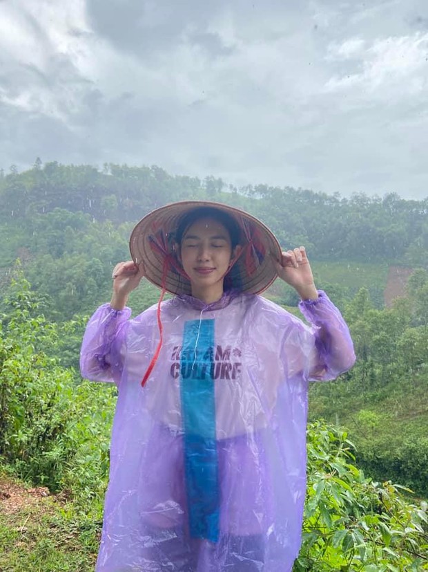 Hình ảnh Hoa hậu Thùy Tiên đi từ thiện ở Sơn La khiến fan xúc động - Ảnh 1.