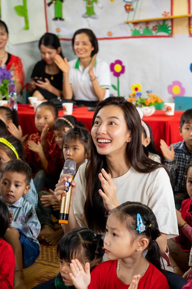 Hình ảnh Hoa hậu Thùy Tiên đi từ thiện ở Sơn La khiến fan xúc động - Ảnh 12.