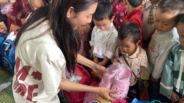 Hình ảnh Hoa hậu Thùy Tiên đi từ thiện ở Sơn La khiến fan xúc động - Ảnh 11.
