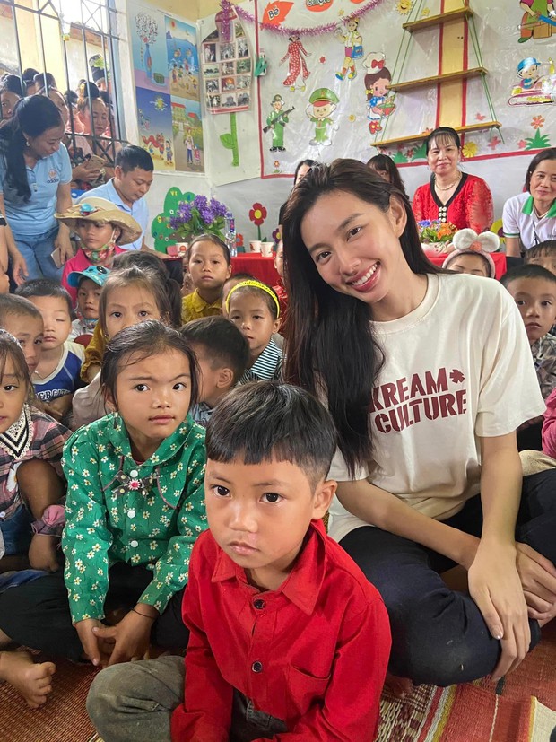 Hình ảnh Hoa hậu Thùy Tiên đi từ thiện ở Sơn La khiến fan xúc động - Ảnh 10.