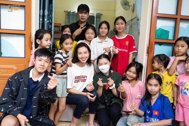 Hình ảnh Hoa hậu Thùy Tiên đi từ thiện ở Sơn La khiến fan xúc động - Ảnh 8.